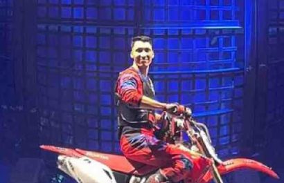 El acróbata motociclista chileno Christian Quezada Vásquez, de 26 años, falleció tras sufrir una caída dentro del “Globo de la Muerte”.