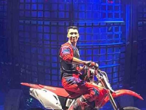 El acróbata motociclista chileno Christian Quezada Vásquez, de 26 años, falleció tras sufrir una caída dentro del “Globo de la Muerte”.