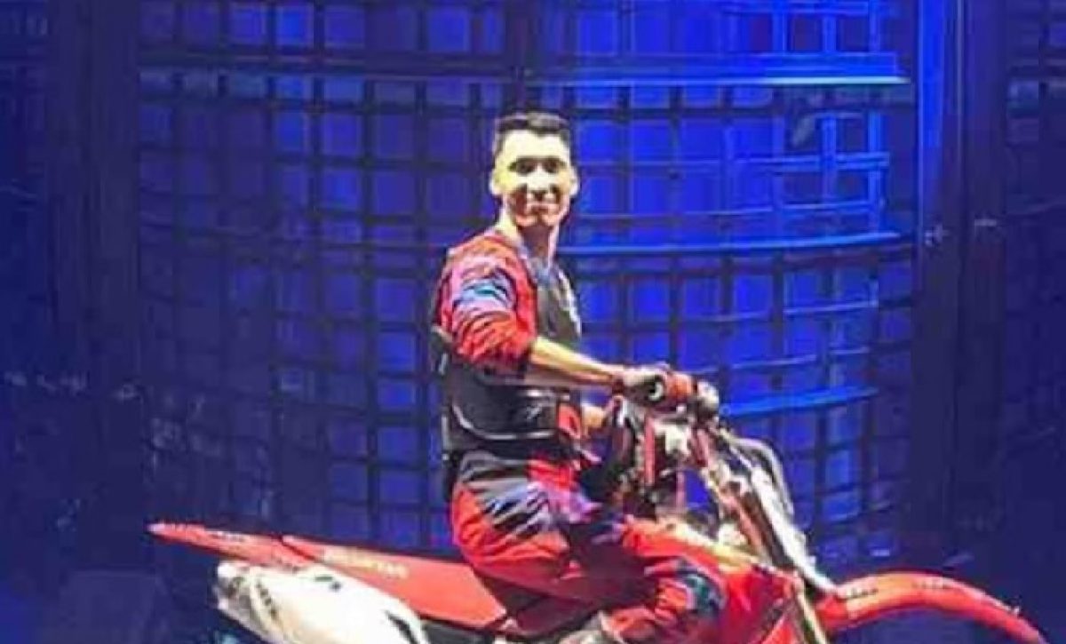 El acróbata motociclista chileno Christian Quezada Vásquez, de 26 años, falleció tras sufrir una caída dentro del “Globo de la Muerte”.