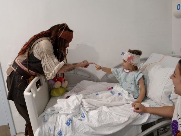 El actor Johnny Depp sorprende a los pacientes oncológicos del Niño Jesús con una visita del auténtico Jack Sparrow