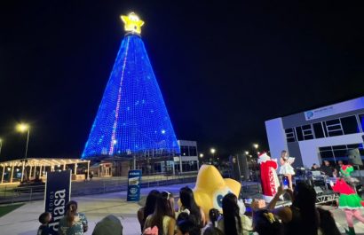 El árbol de Navidad de El Diario se enciende y marca el inicio de esta temporada festiva en Portoviejo, Manabí. (El Diario)