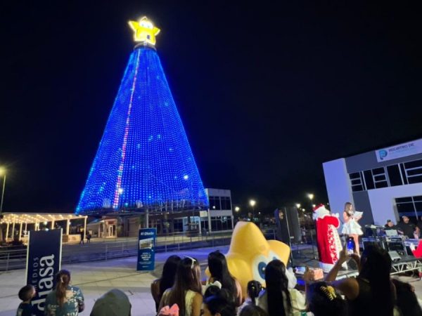 El árbol de Navidad de El Diario se enciende y marca el inicio de esta temporada festiva en Portoviejo, Manabí. (El Diario)