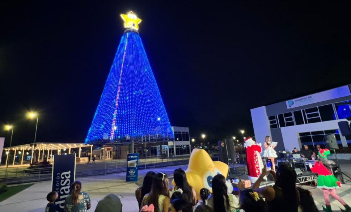 El árbol de Navidad de El Diario se enciende y marca el inicio de esta temporada festiva en Portoviejo, Manabí. (El Diario)