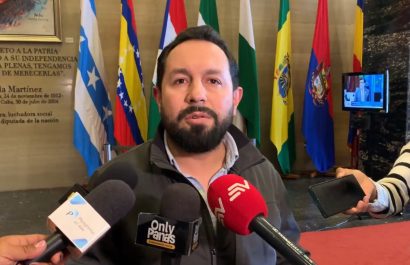 El asambleísta oficialista Adrián Castro (ADN) afirmó que no existe ningún contrato firmado entre el Estado y la empresa estadounidense HealthBird. FOTO: Captura de pantalla.