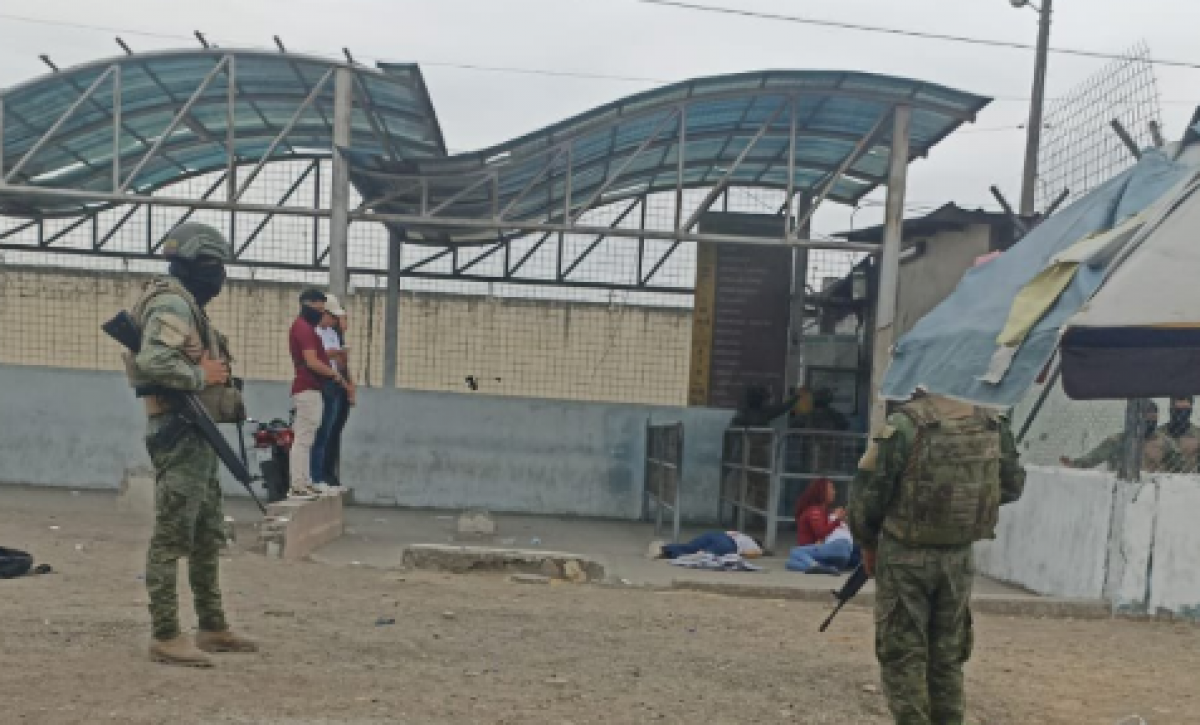 El ataque armado en los exteriores de la penitenciaría dejó dos fallecidos. Foto:. Captura redes sociales