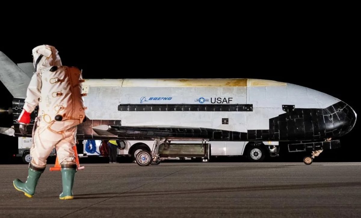 El avión espacial militar X-37B de Estados Unidos despegó desde el Centro Espacial Kennedy en Florida a bordo de un cohete Falcon 9.