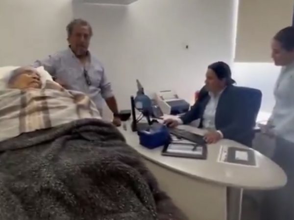 El banco español BBVA enfrenta una controversia en México tras viralizarse un video que muestra a una mujer de 96 años,