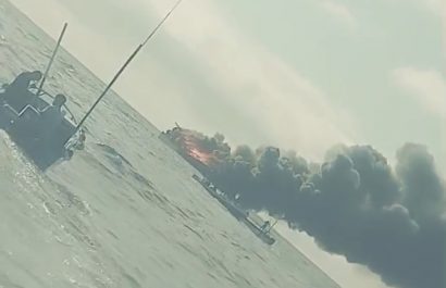 El barco pesquero “Con la Bendición de Dios”, de bandera manabita y registro B-04-01105, se incendió completamente mientras realizaba faenas de pesca.