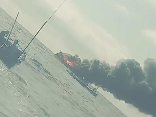 El barco pesquero “Con la Bendición de Dios”, de bandera manabita y registro B-04-01105, se incendió completamente mientras realizaba faenas de pesca.