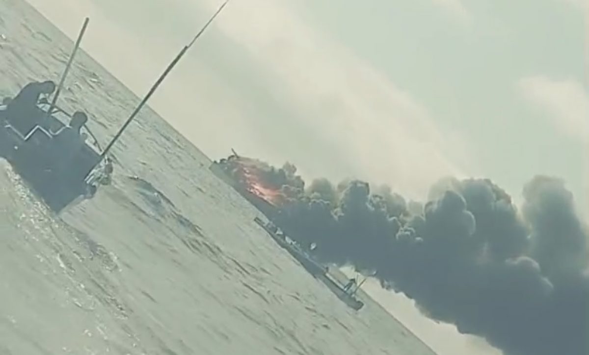 El barco pesquero “Con la Bendición de Dios”, de bandera manabita y registro B-04-01105, se incendió completamente mientras realizaba faenas de pesca.