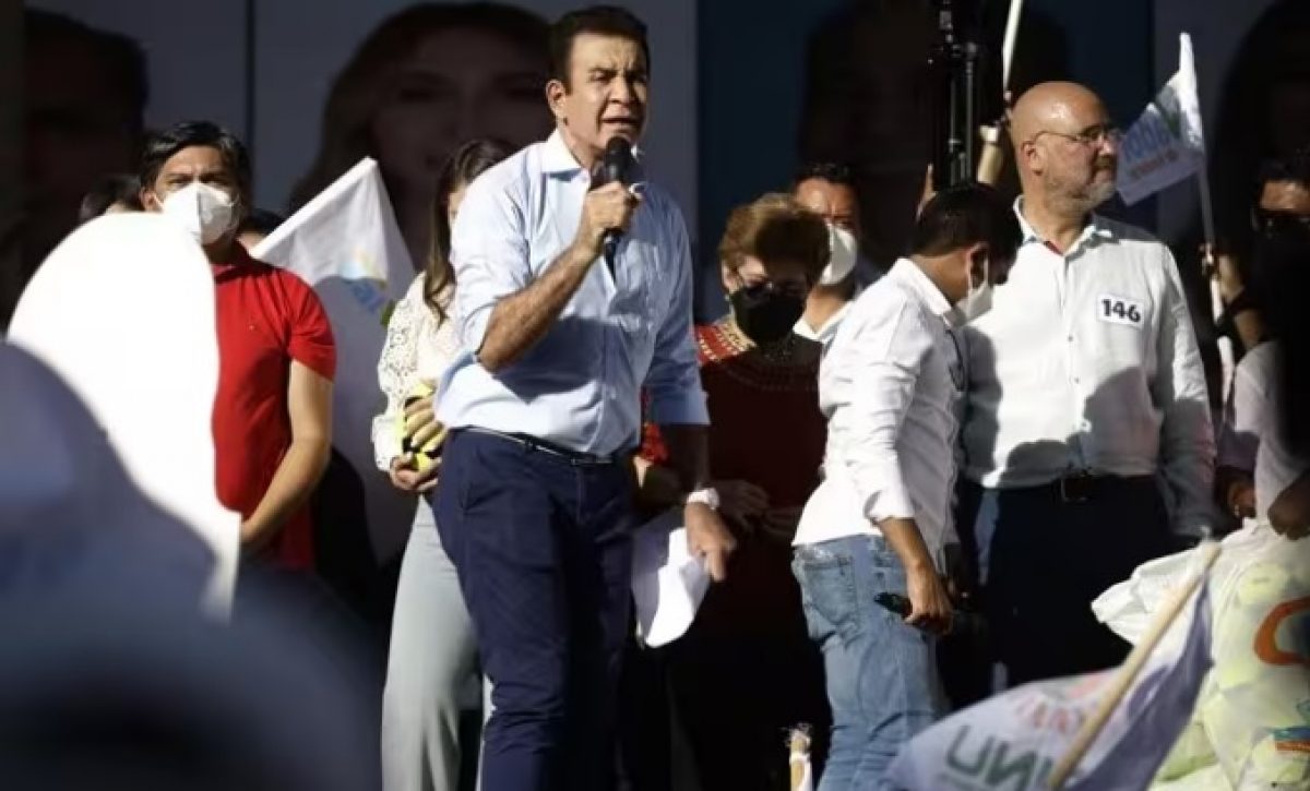 El candidato presidencial Salvador Nasralla durante un mitin. FOTO: Europa Press.