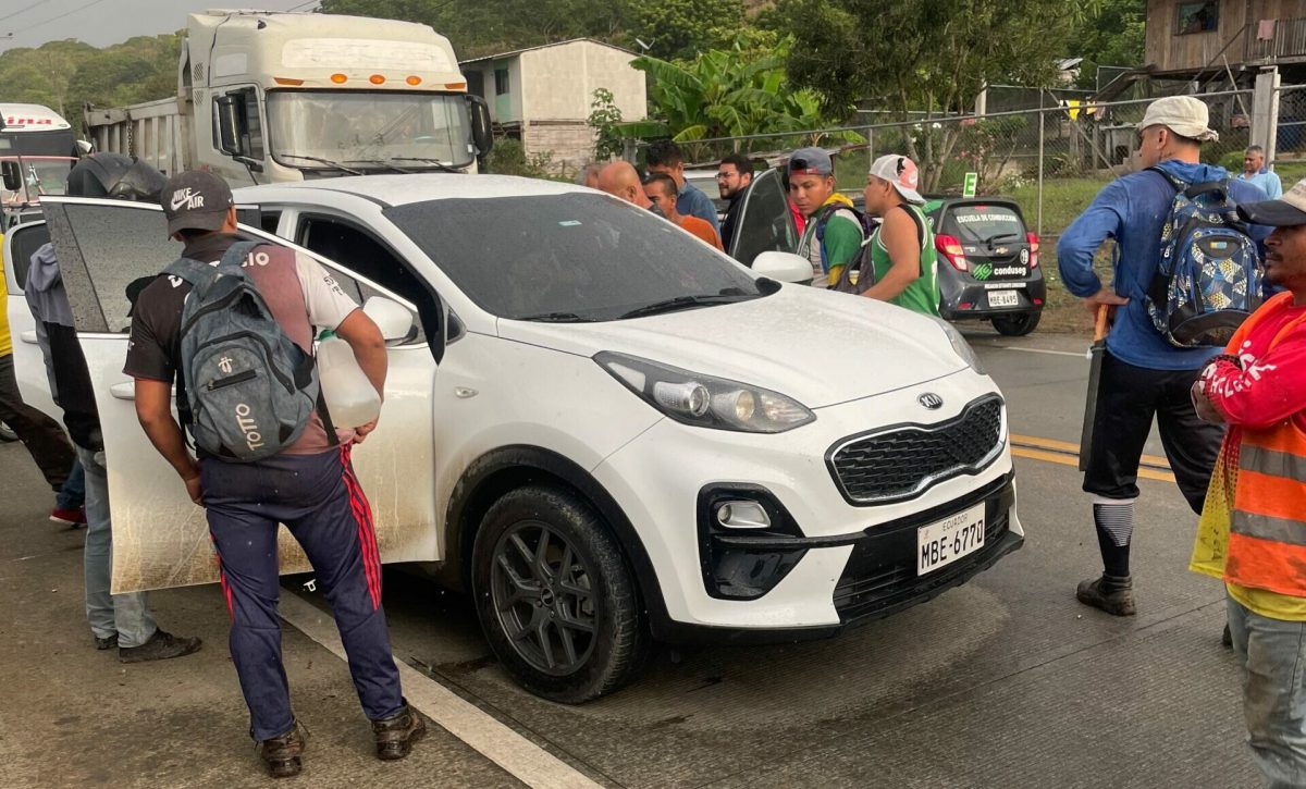 El carro en el que viajaba el secretaio de la Fiscalía quedó con varios orificios de proyectiles.