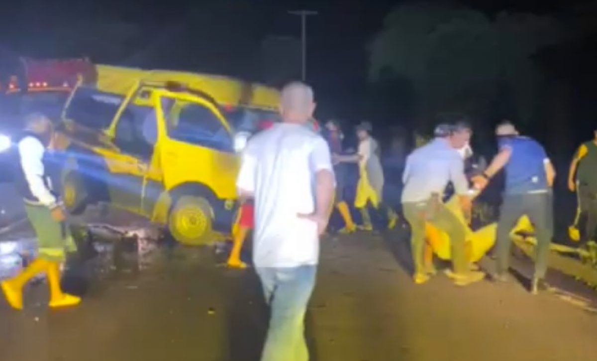 El choque frontal entre una furgoneta y una camioneta doble cabina dejó un saldo de cinco personas fallecidas y una herida.