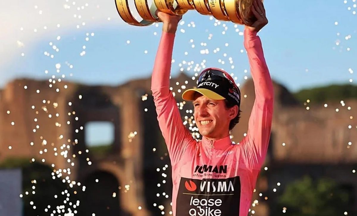 El ciclista británico Simon Yates, ganador del Giro de Italia 2025, anunció su retiro del ciclismo profesional.