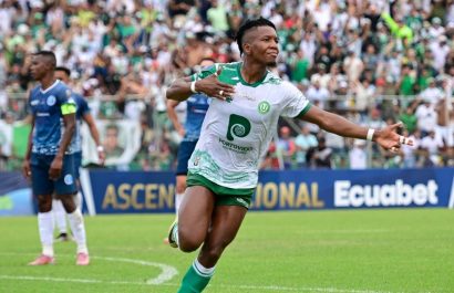 El colombiano Jhojan Riascos celebra el gol que le dio la clasificación a Liga de Portoviejo ante Aampetra.