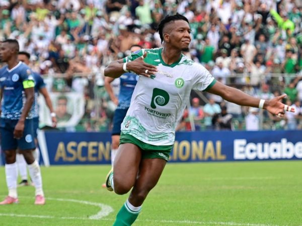 El colombiano Jhojan Riascos celebra el gol que le dio la clasificación a Liga de Portoviejo ante Aampetra.