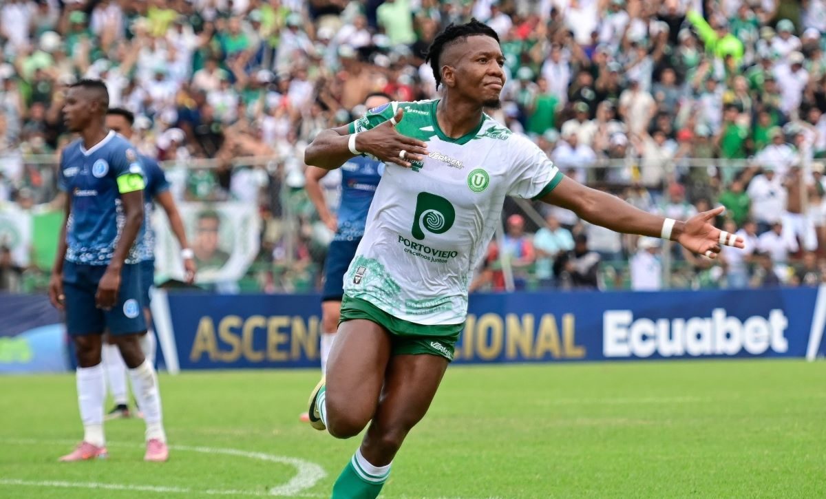 El colombiano Jhojan Riascos celebra el gol que le dio la clasificación a Liga de Portoviejo ante Aampetra.