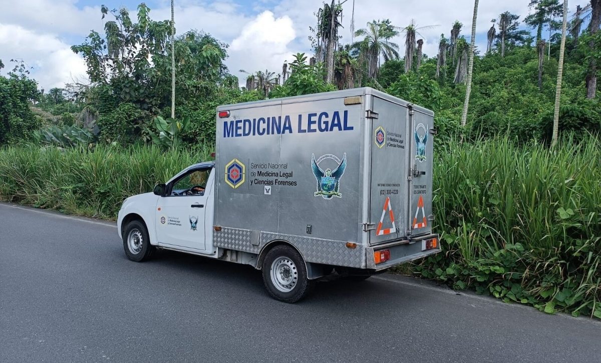 El cuerpo sin identificar fue llevado al centro forense de Manta.