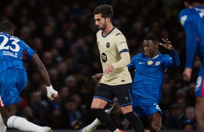 El ecuatoriano Moisés Caicedo en una de las acciones del partido ante el FC Barcelona