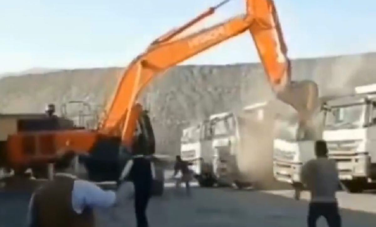 El empleador de una empresa en Turquía llevó a cabo un acto de vandalismo contra los camiones de su empleador.