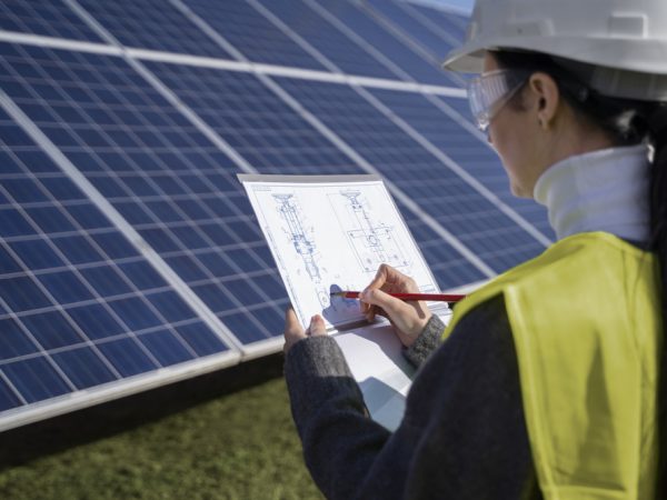 El grupo español Cox Energy desarrollará cinco proyectos de energía solar en Ecuador con una inversión de $600 millones