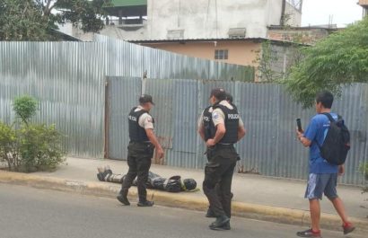 El falso cadáver fue abandonado en una vereda de Portoviejo.