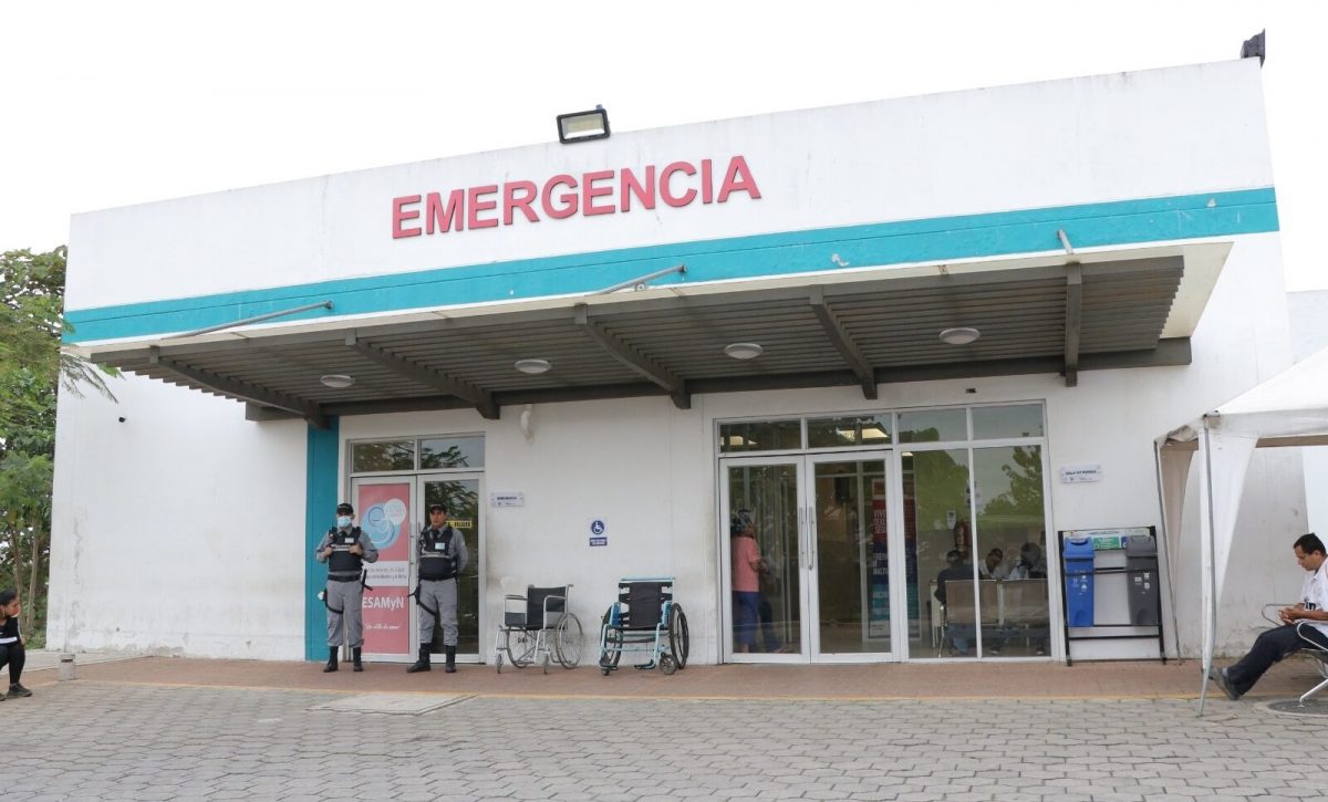 El menor permanece en el Hospital Básico El Carmen.