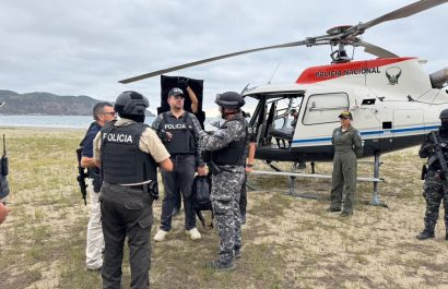 El ministro del Interior, John Reimberg, arribó al cantón Puerto López, en el sur de la provincia de Manabí,