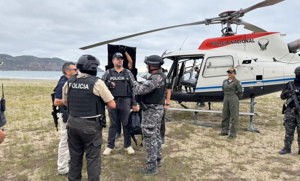 El ministro del Interior, John Reimberg, arribó al cantón Puerto López, en el sur de la provincia de Manabí,