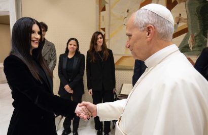 El emocionante encuentro entre Laura Pausini y el papa León.