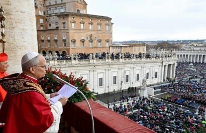 El papa León XIV durante la bendición 'Urbi et Orbi', en Navidad.