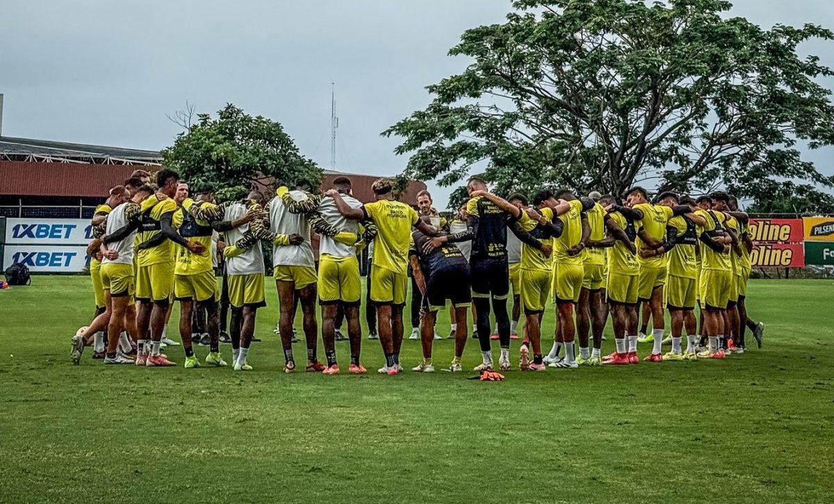 El plantel de Barcelona SC acordó disputar el partido ante Independiente del Valle este domingo, como homenaje a Mario Pineida, en medio del luto y la crisis interna por salarios adeudados.
