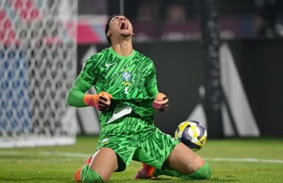 El portero brasileño João Pedro detuvo tres lanzamientos de los paraguayos.