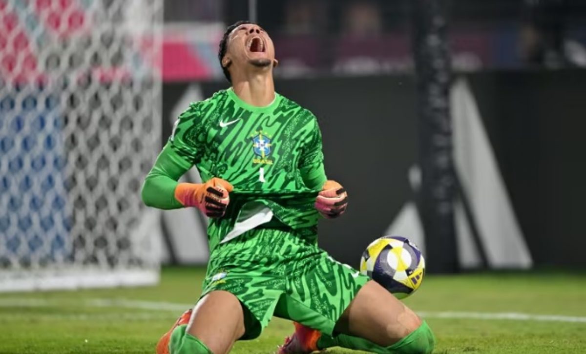 El portero brasileño João Pedro detuvo tres lanzamientos de los paraguayos.