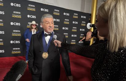 Sylvester Stallone usó un elegante bastón negro en la premiación.