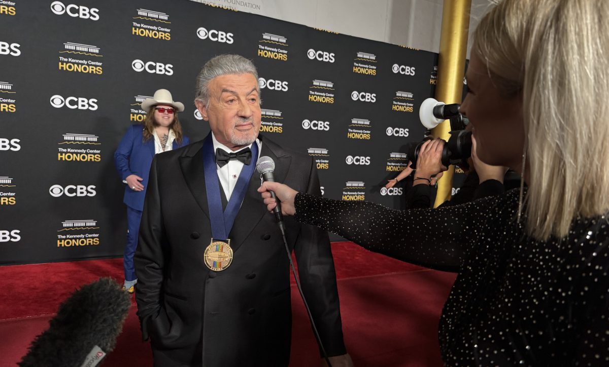 Sylvester Stallone usó un elegante bastón negro en la premiación.