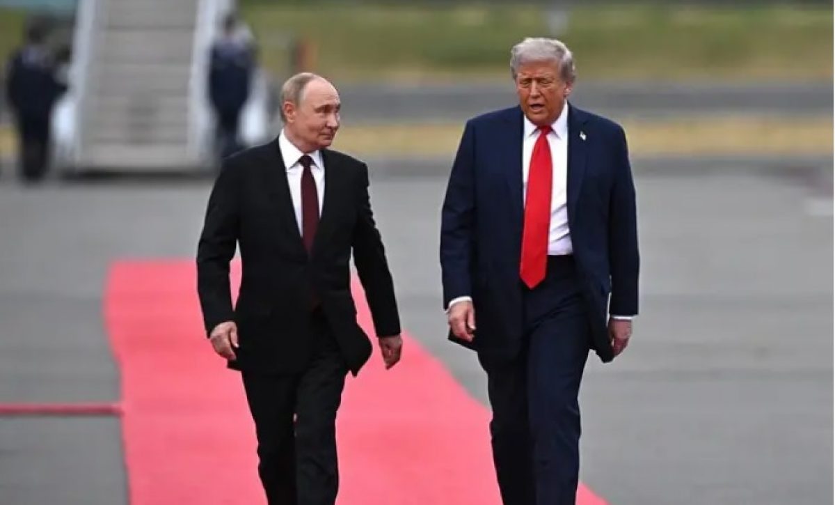 El presidente de Estados Unidos, Donald Trump, recibe a su homólogo de Rusia, Vladimir Putin. FOTO: Europa Press.