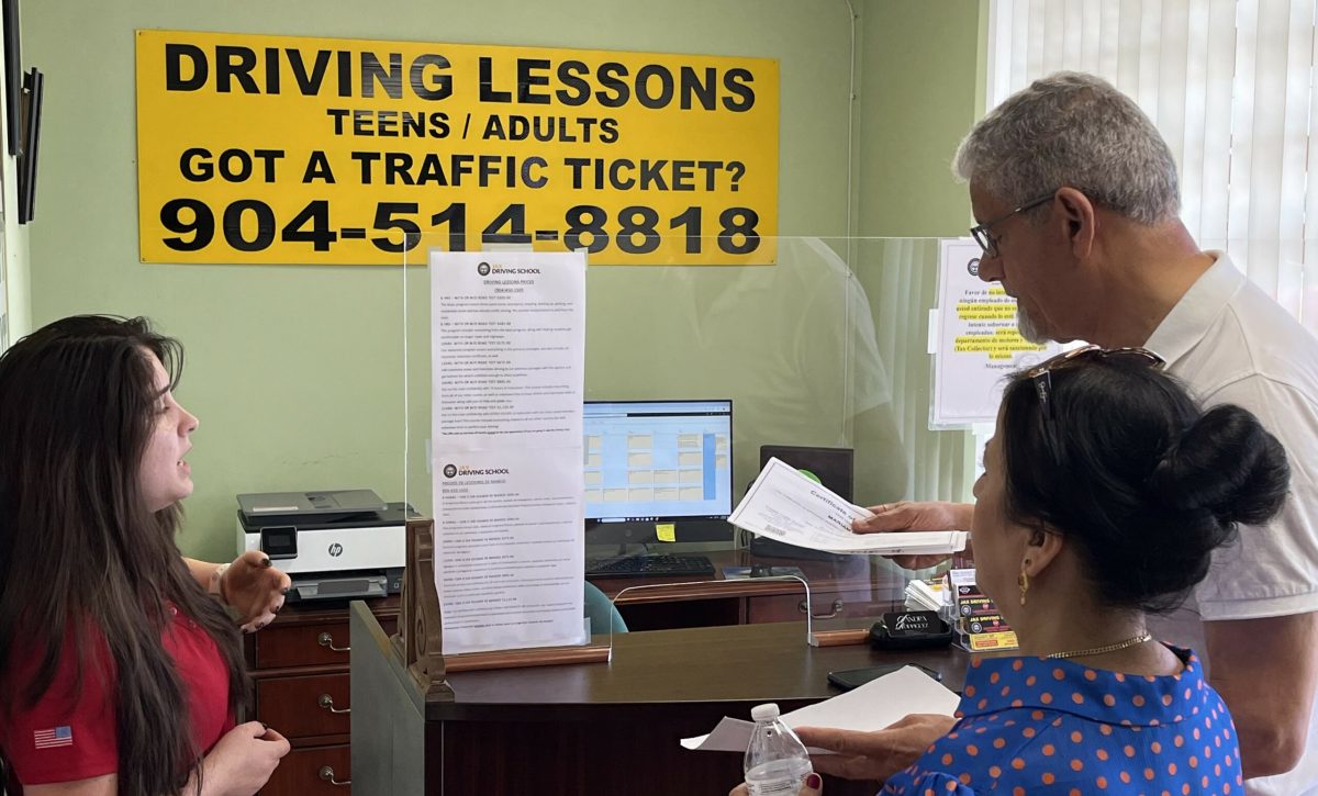 el proceso incluye un curso de alcohol y drogas, un requisito obligatorio en Florida para obtener por primera vez una licencia de conducir Clase E (vehículos personales).