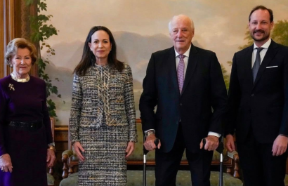 Foto del encuentro entre María Corina Machado y Harald V, publicada por la Casa Real de Noruega.