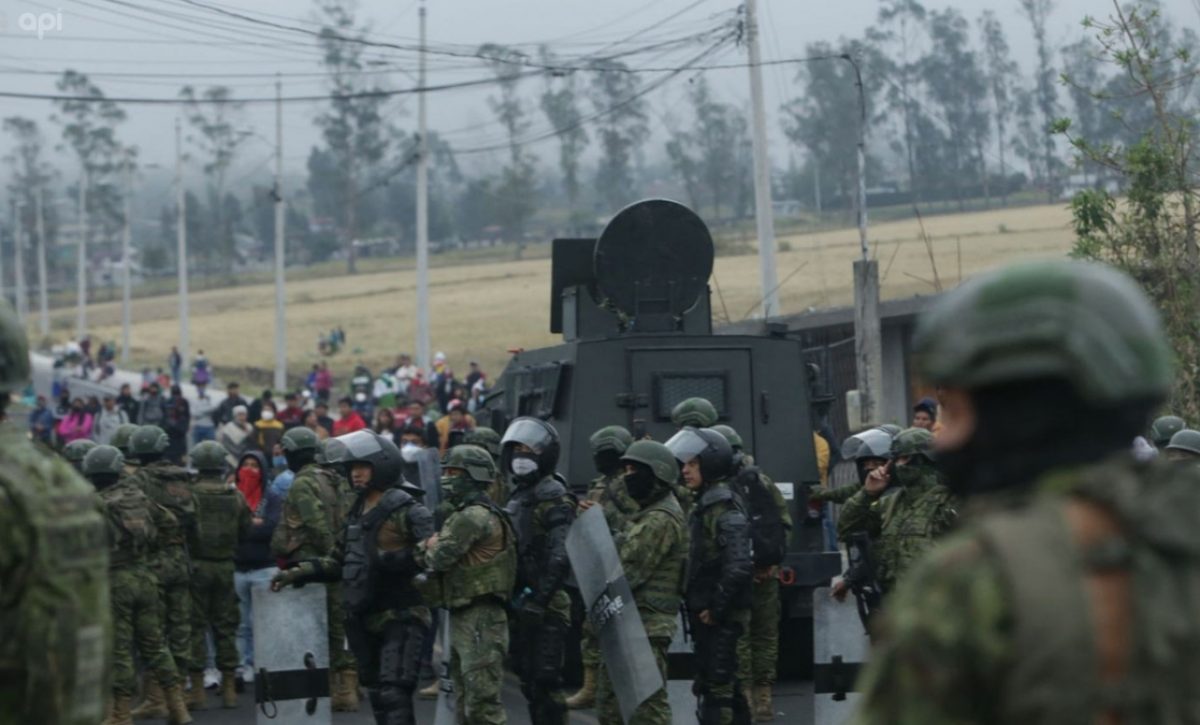El riesgo país de Ecuador se eleva a 864 puntos, reflejando el impacto del paro nacional en este indicador económico. (API)