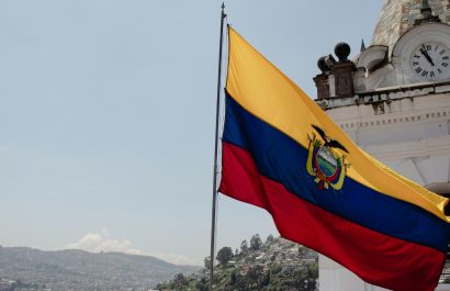 Ecuador: riesgo país sube 38 puntos a 690 tras triunfo del "No" en consulta de Noboa.