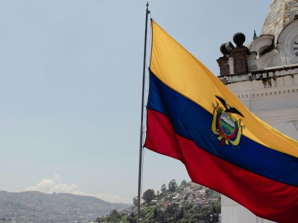 Ecuador: riesgo país sube 38 puntos a 690 tras triunfo del "No" en consulta de Noboa.