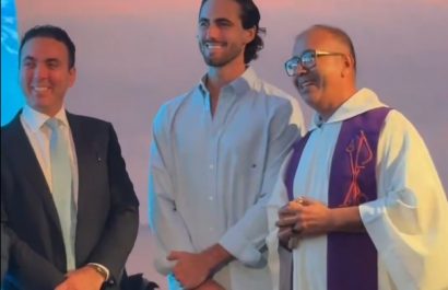 El sacerdote manabita Alberto Benavides protagonizó un momento viral al bendecir los pies del futbolista ecuatoriano Leonardo Campana