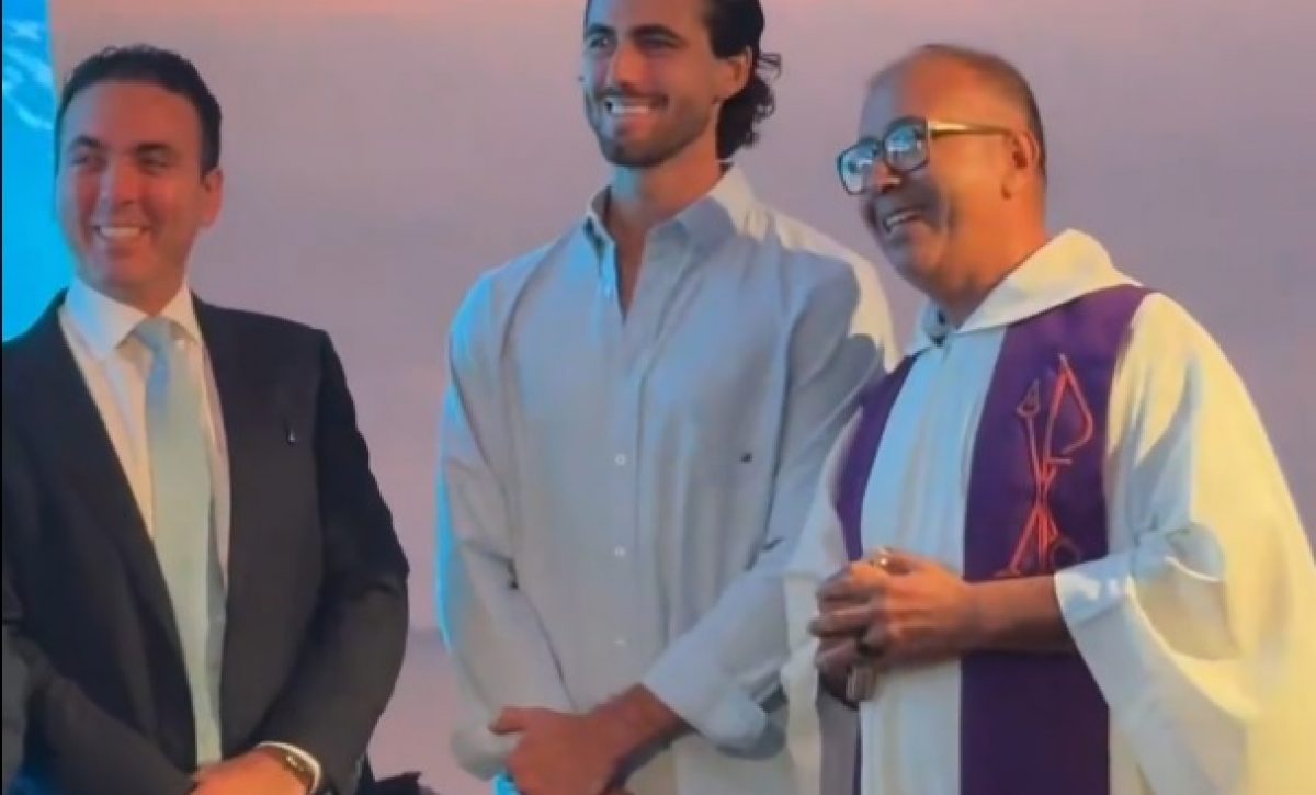 El sacerdote manabita Alberto Benavides protagonizó un momento viral al bendecir los pies del futbolista ecuatoriano Leonardo Campana