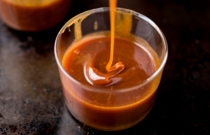 El manjar de leche cautiva con su dulce sabor.