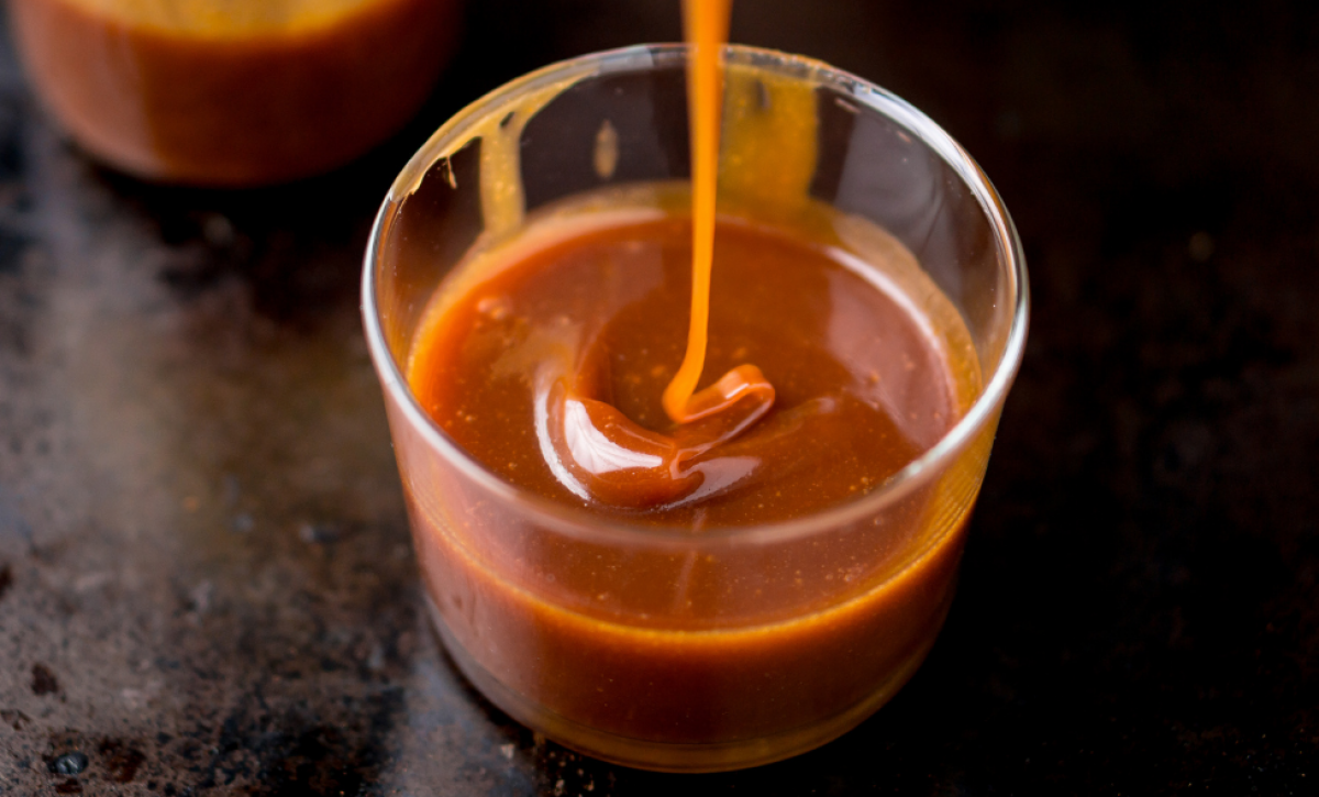 El manjar de leche cautiva con su dulce sabor.