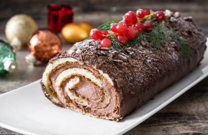 El tronco navideño puede ser decorado con frutas y más.