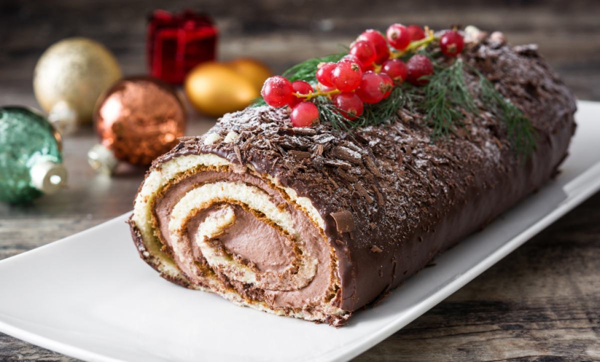 El tronco navideño puede ser decorado con frutas y más.