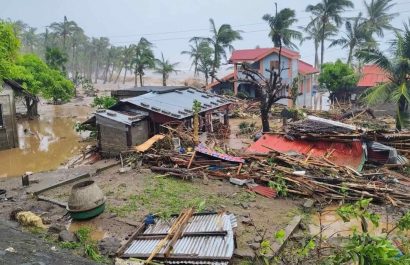 El supertifón Fung-wong azota Filipinas y deja sus primeras víctimas mortales y provoca evacuación de un millón de personas. (Philippine News Agency)