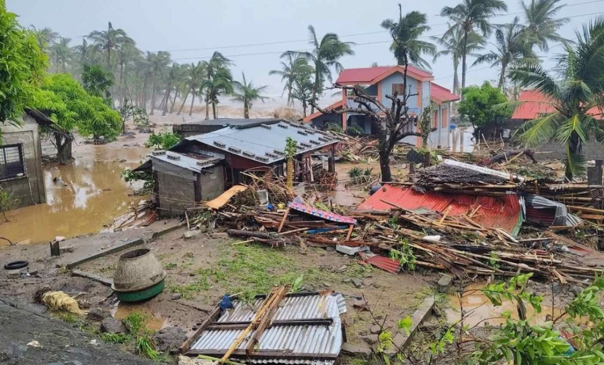 El supertifón Fung-wong azota Filipinas y deja sus primeras víctimas mortales y provoca evacuación de un millón de personas. (Philippine News Agency)
